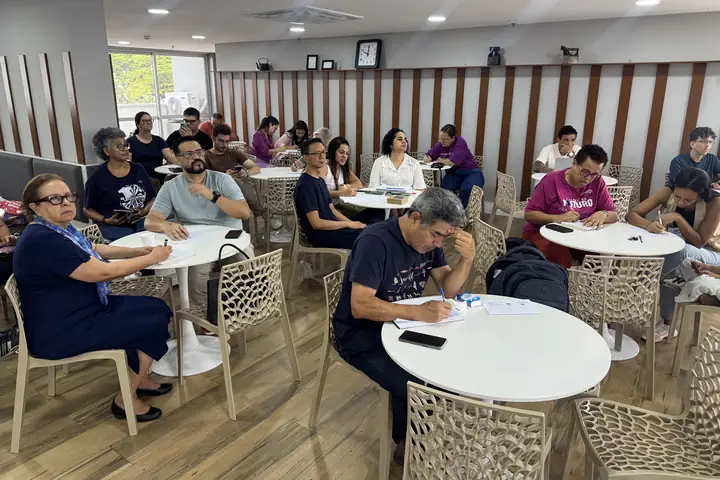 Participantes anotando durante o encontro